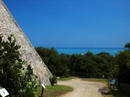 Blick auf das azurblaue Meer vom Fort Carr