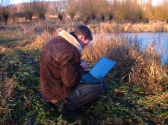 Laptop und Lederjacke