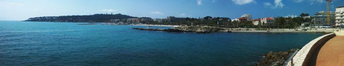 Vue panoramique de la plage et du Cap d'Antibes