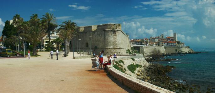 Blick auf das alte Antibes mit ihren Festungsanlagen