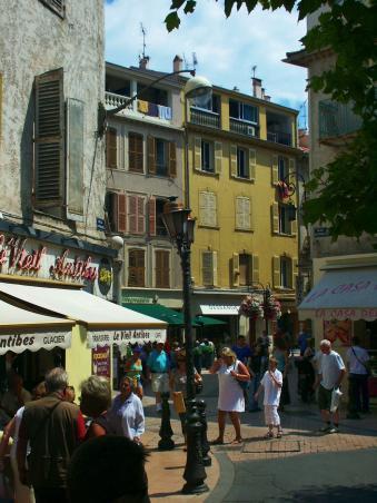 Blick vom Markt in der Mittagssonne