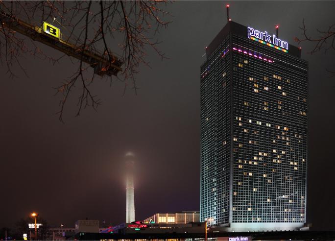 Park-Inn-Hotel neben dem vernebelten Fernsehturm