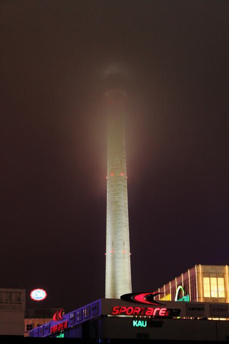 Berliner Fernsehturm im Nebel