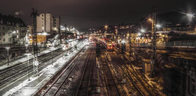 L'impression du gare à nuit