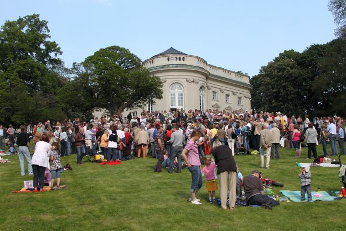 Picknickende Menschenmassen